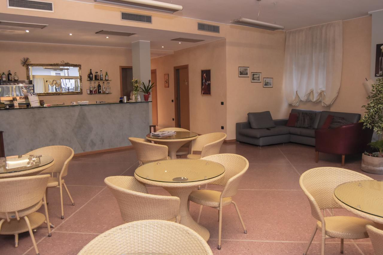 Albergo Munsci' Rovello Porro Екстериор снимка
